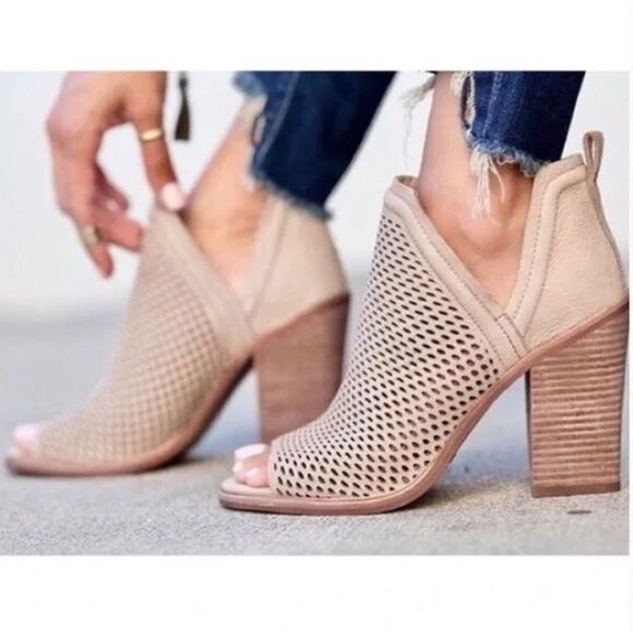 Vince Camuto Kensa Taupe Leather Laser Cut Peep Toe Booties Sz 8 - Picture 1 of 8